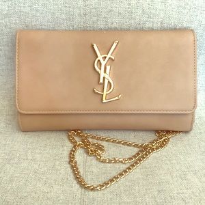 A beautiful beige bag/clutch